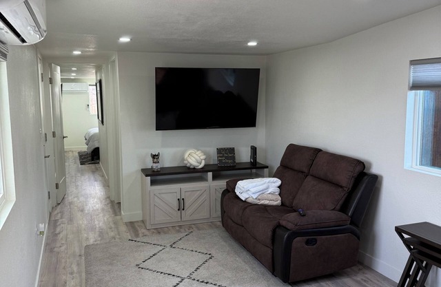 Snowbirds' Retreat newly remodeled house with AC/Heat & WiFi on Parker Strip.