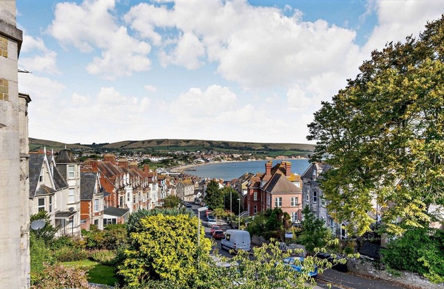 Snug Swanage Victorian Beach House Sleeps 9 with Breath-taking Views