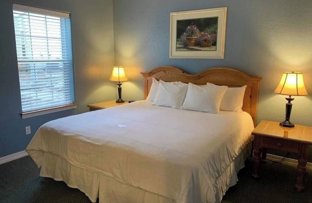 Soak in Jacuzzi Tub & Enjoy Mountain Views in This Scenic Stay