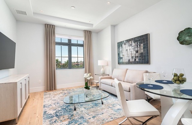 SOCE FLATS 305 - Brand New Olde Naples Condo Steps to 5th Ave S!