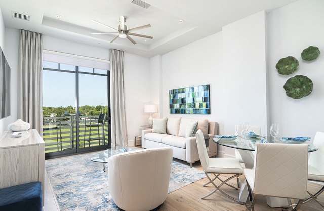 SOCE FLATS 308 - New Olde Naples Condo Steps to 5th Ave S!