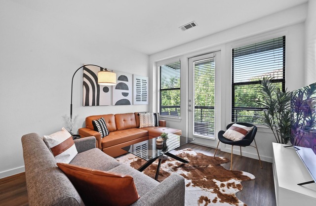 SoCo Gem - Pool, Gym, Rooftop, Parking, Walk to DT