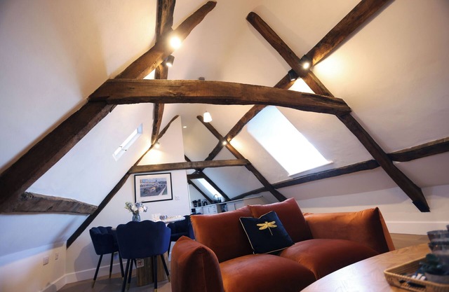 Soho style penthouse flat in the heart of Chipping Norton. Private parking.
