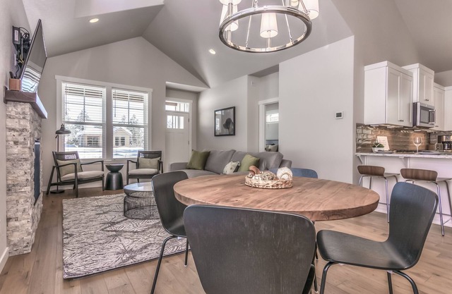 SolAbode: Luxury Retreat for All Seasons!