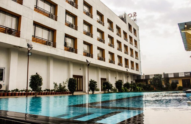 Solitaire Hotel And Resorts