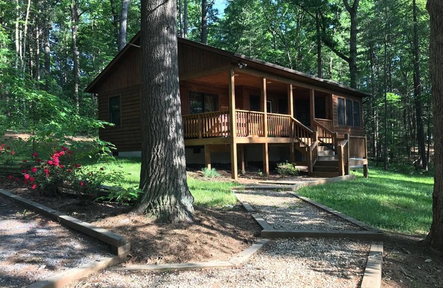 "Solitude" Secluded 1 BR Cabin Nestled in the Woods w/Hot Tub near Luray, VA.
