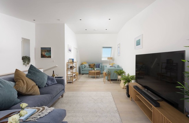 Solstice Beach House - sleeps 8 guests in 4 bedrooms