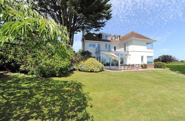 SOMERHILL, family friendly, country holiday cottage in Lyme Regis