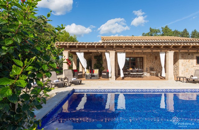 Son March - Spectacular villa with pool and garden on the outskirts of sa Pobla