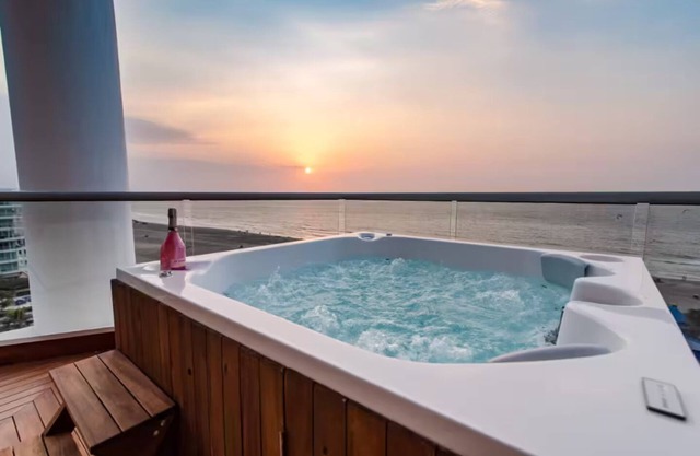 Sonesta luxurious penthouse with jacuzzi front sea
