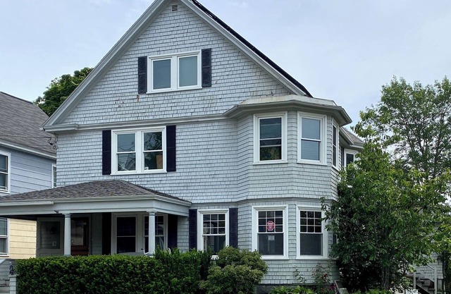 Song of the Sea: Newly Renovated, 3 Minute Walk to Shops and Restaurants!