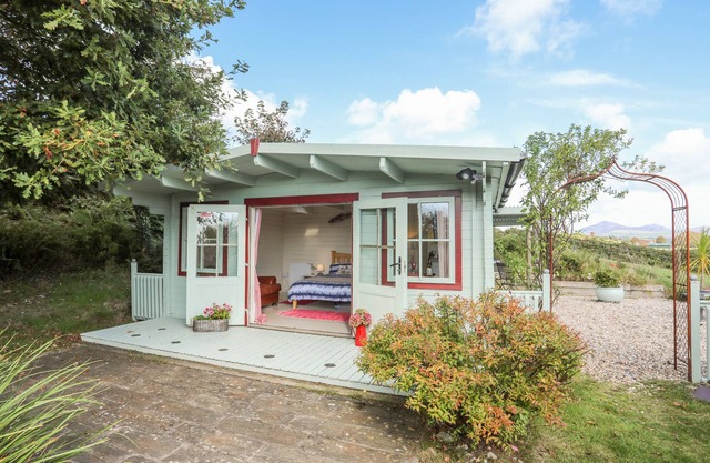 SONGBIRD HIDEAWAY, romantic, character holiday cottage in Pwllheli