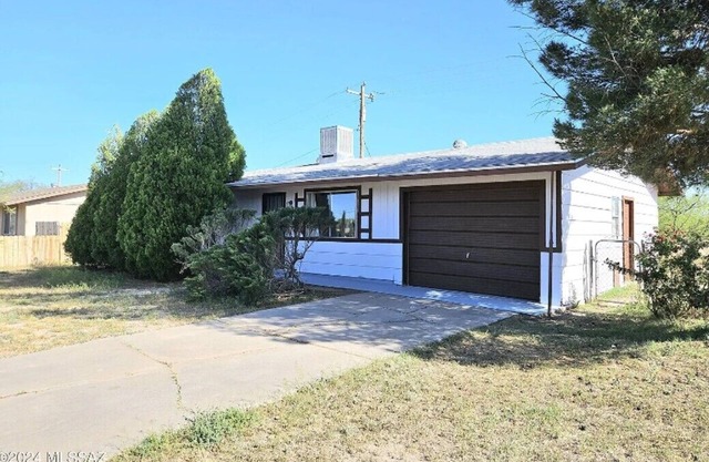 Soothing 3-bedroom house in charming mature neighborhood in Benson