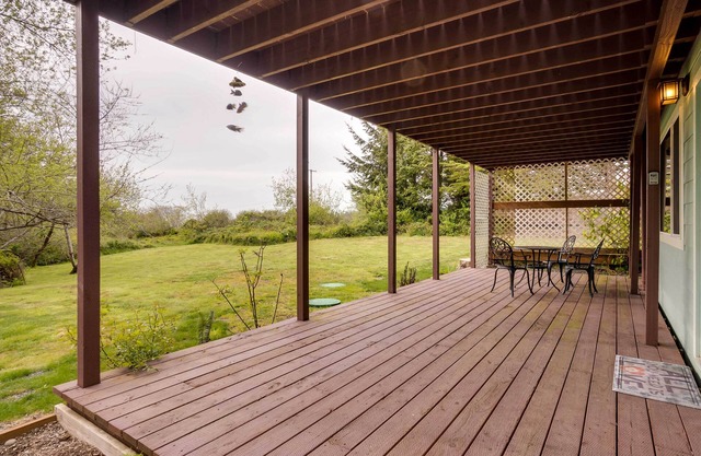 Soothing Studio w/Lush Views: 2 Mi to Beach!