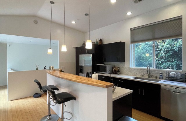 Sophisticated 2-bedroom condo in gorgeous Santa Barbara