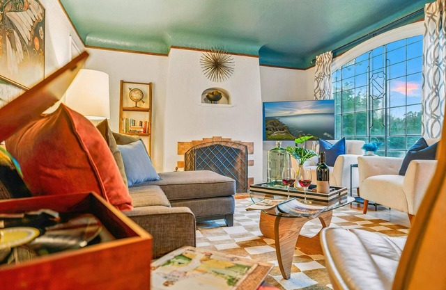 Sophisticated & charming bungalow, EV charger, walk to main street, dogs OK!