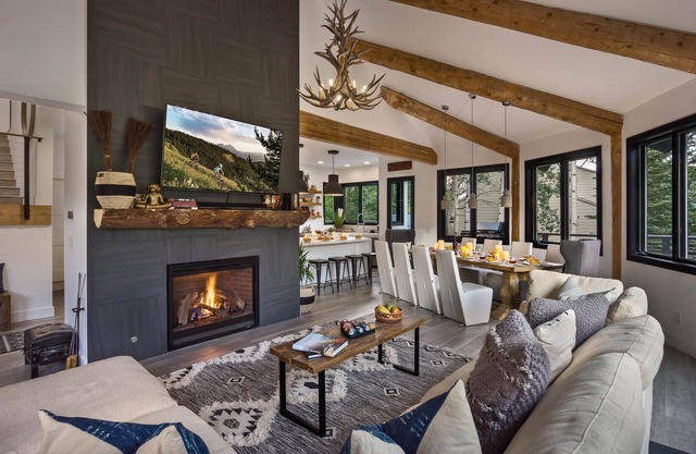 Sophisticated + Hot Tub + Close to Skiing - Chalet Inverness