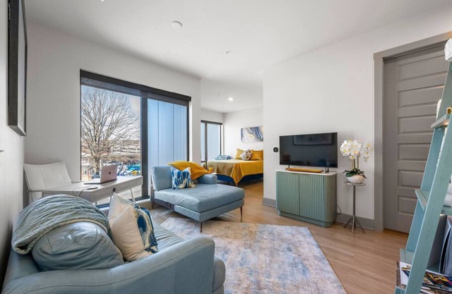 Sophisticated Midtown Apartment w/Gym and Pool