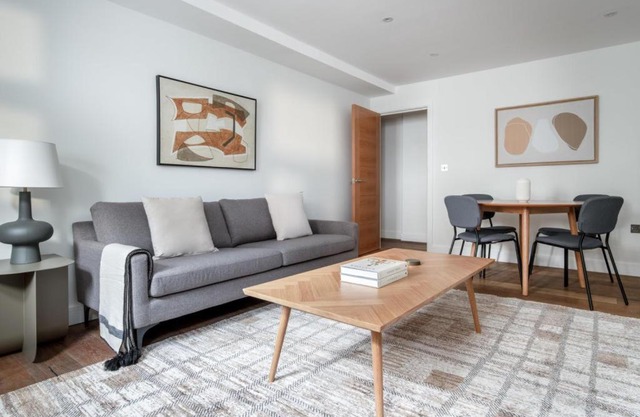 Sophisticated & Modern - Up to 6 people