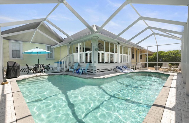 South Exposure 5 min walk to Beach, JW Marriott, Heated Pool, Free Bikes, Pet OK