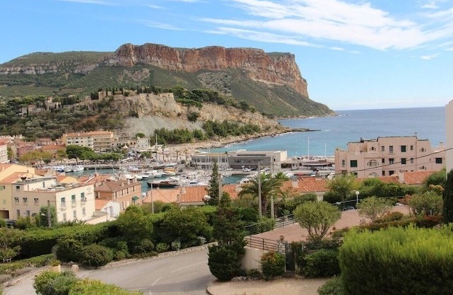 South facing apartment, sea view, near beach/center, terrace, aircon, parking