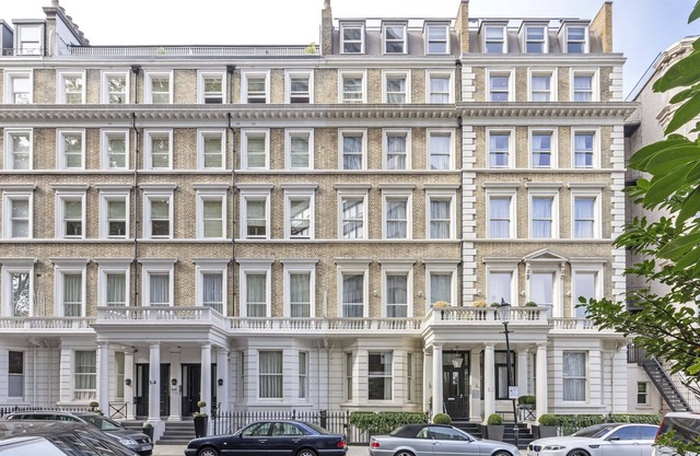 South Kensington Deluxe Three Bedroom Apartment