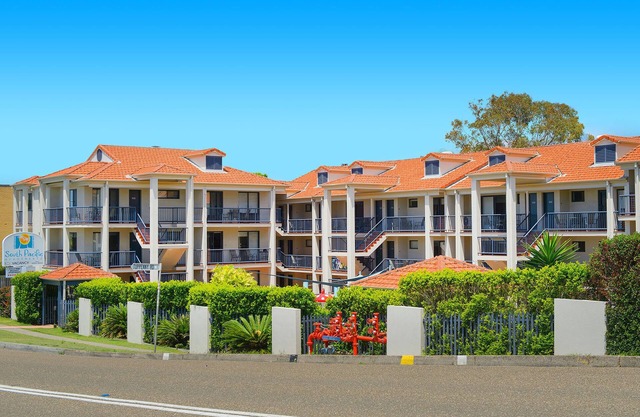 South Pacific 202 - Modern 2 bedroom unit across from Flynn's beach