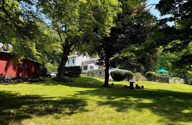 Southbury Charming Studio Retreat on Beautiful Grounds — Sleeps 4