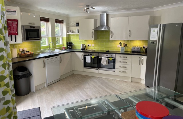 Southdown Villa 5 Bed 4 bath WiFi sleeps 18, Parking,