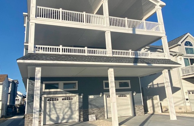 Southend Townhouse Great beaches! Features nice front porch, CENTRAL AIR, off street parking.