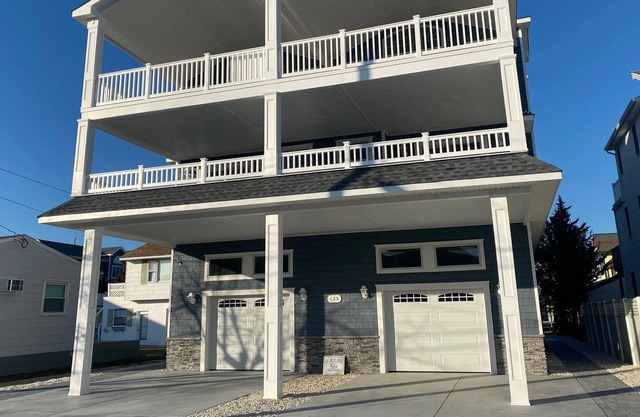 Southend townhouse Great beaches! Features nice front porch, CENTRAL AIR, off street parking.
