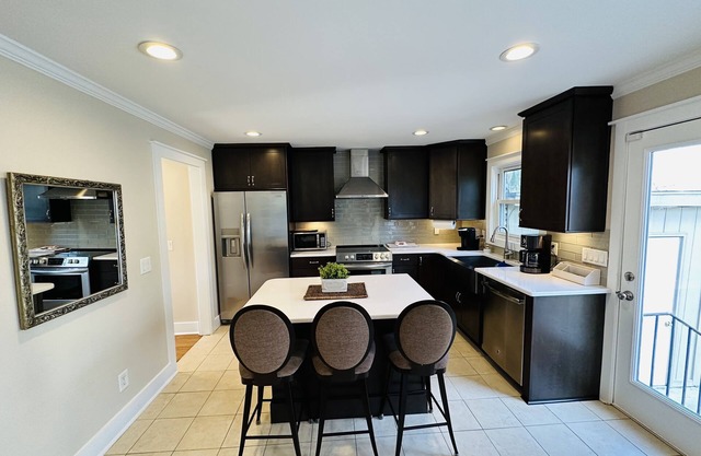 Southern Charm Retreat Cozy 3BR Near Shem Creek, Beaches & Charleston