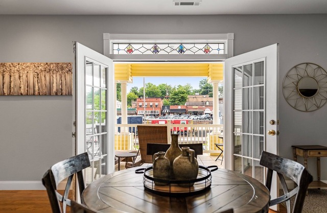 Southern Charm Suites | Downtown | Sleeps 10