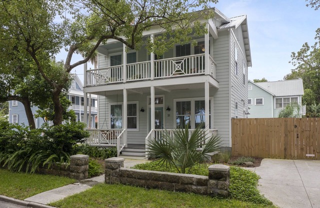 Southern Charmer w/Pool and Stellar Location-Walk to Everything Downtown!