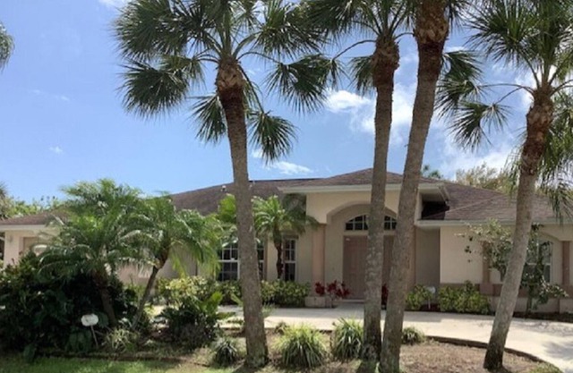 "Southern Comfort" 3/2 Home w/Heated Pool. Sleeps 6