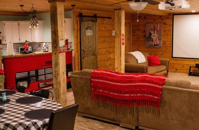 Southern Comfort Retreat with a private hot tub!