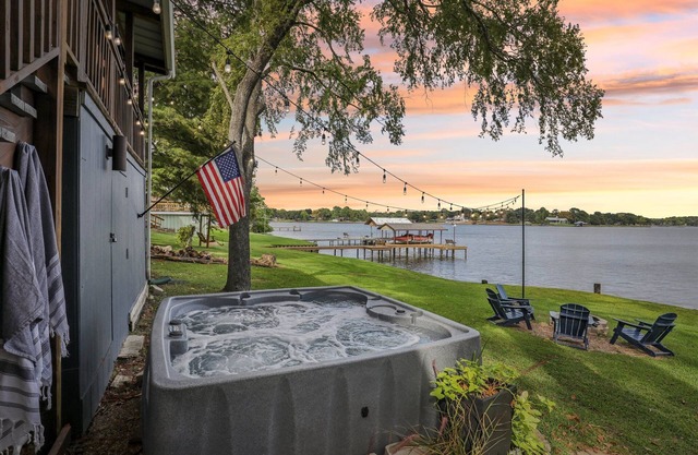 Southside of Heaven is a luxury 3 bedroom cabin located on beautiful Cedar Creek Lake