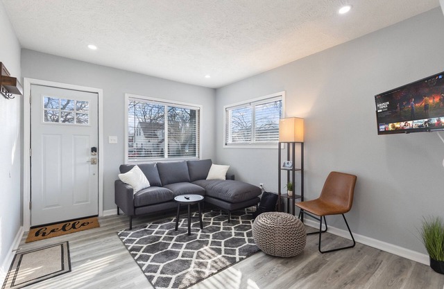 Southside Pro-Home Near MSU & Downtown w/Fast WiFi