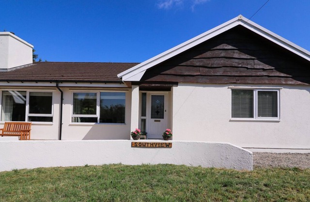 SOUTHVIEW, pet friendly, with hot tub in Rhydlewis