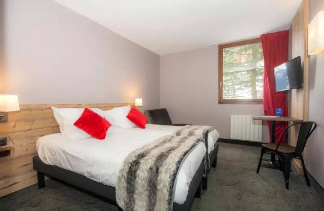 SOWELL Family Valfréjus* - Standard Armchair-Bed Twin Room
