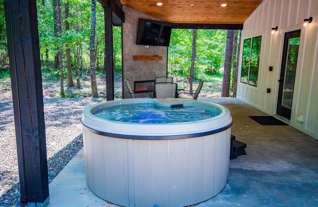 Spa Room & Hot Tub in 5 Star Accommodations