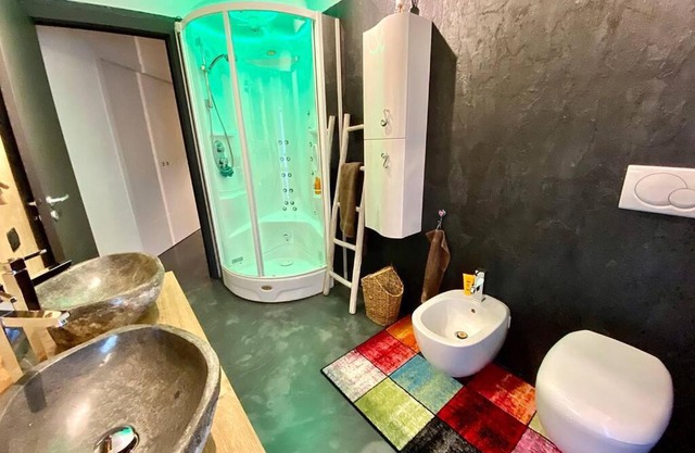 Spa Tiny Love Apartment close to Milan-Como-Malpensa