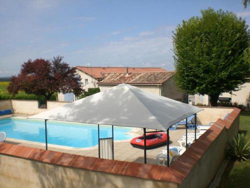 Spacieux Gîte Familial avec Piscine et Animaux Acceptés - FR-1-653-272