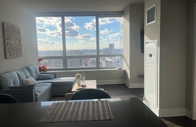 Spacious 1 bd sleeps 4 quiet and near Michigan Ave