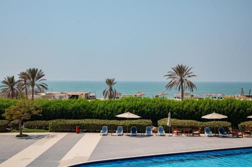 Spacious 1 bedroom Apartment with Breathtaking Pool and Beach Views