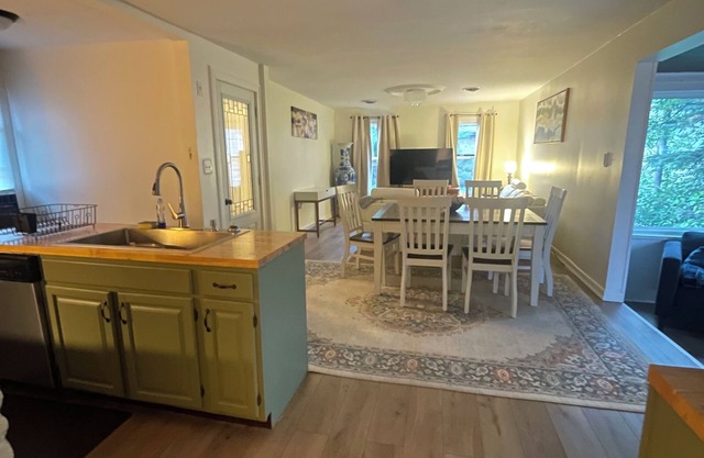 Spacious 1-bedroom apartment with AC, WiFi in Utica