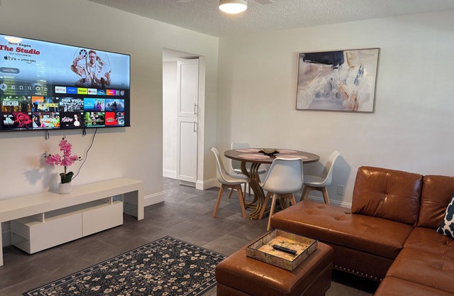 Spacious 1-bedroom apartment with WiFi, AC in lovely East Delray Beach