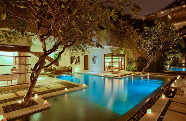 Spacious 10BR Luxury Villa Located In Eat St, Seminyak! 7Min Walk To The Beach!