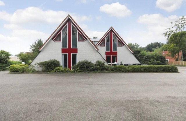 Spacious 16-person group house with 6 bedrooms, 2 bathrooms, large kitchen and garden at park ’t Hooge Holt near Gramsbergen.