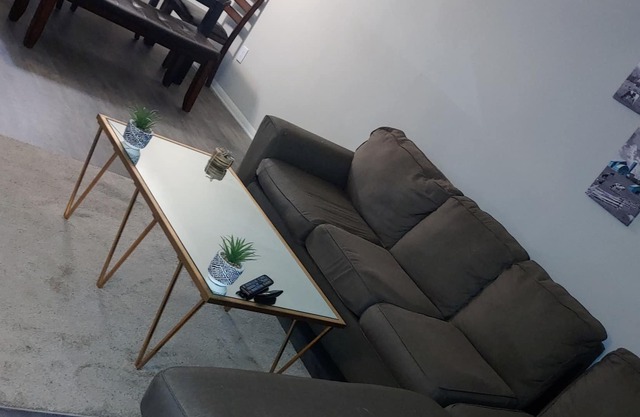 Spacious 1Br 1Sunroom